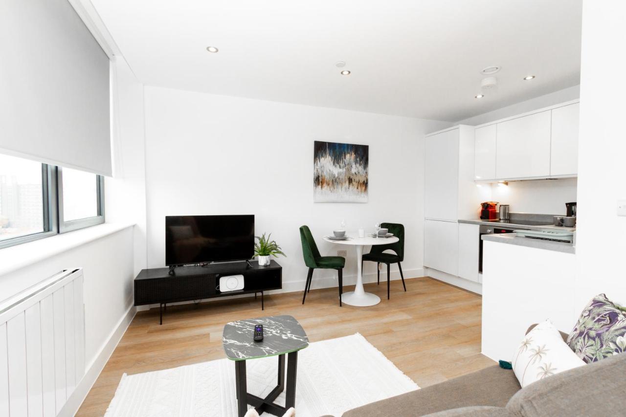 Stylish Studio Apt Overlooking Old Trafford マンチェスター エクステリア 写真