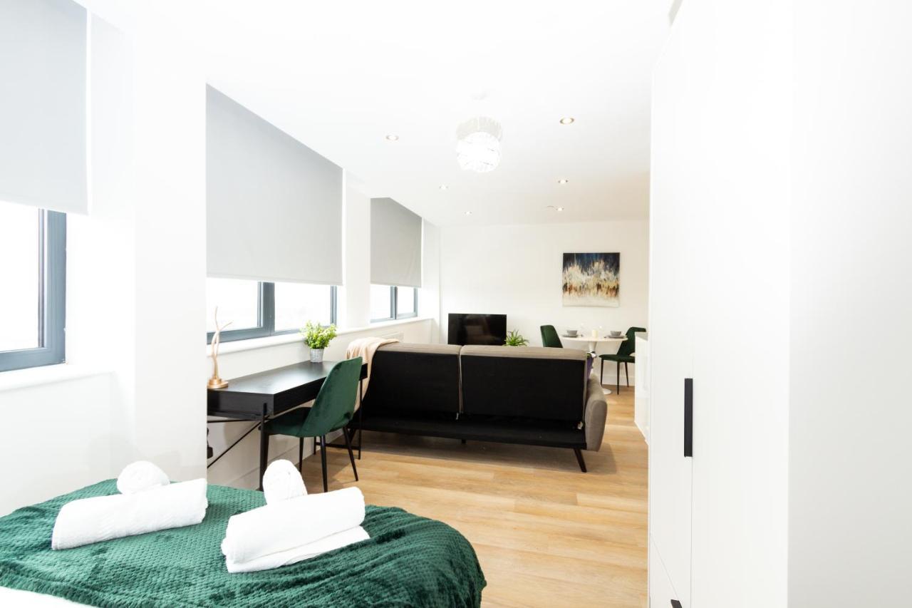 Stylish Studio Apt Overlooking Old Trafford マンチェスター エクステリア 写真