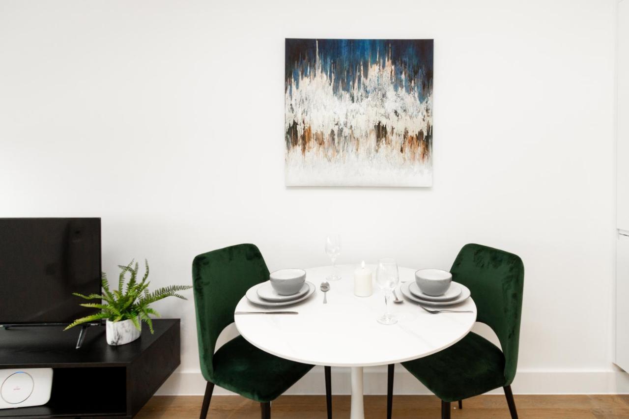 Stylish Studio Apt Overlooking Old Trafford マンチェスター エクステリア 写真